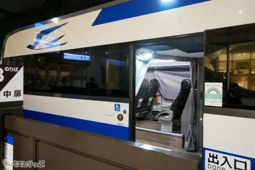 入口右側に2階への階段があります
