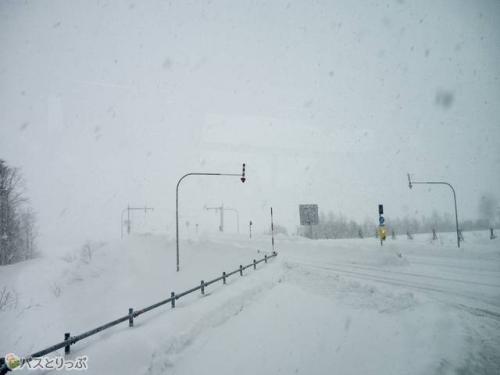 吹雪の中を走るわっかない号