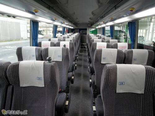 車内は4列シート