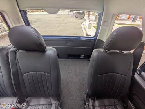 スーツケースなど大きな荷物は車内後部へ