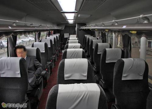 昼行路線用3列独立シート車内の様子