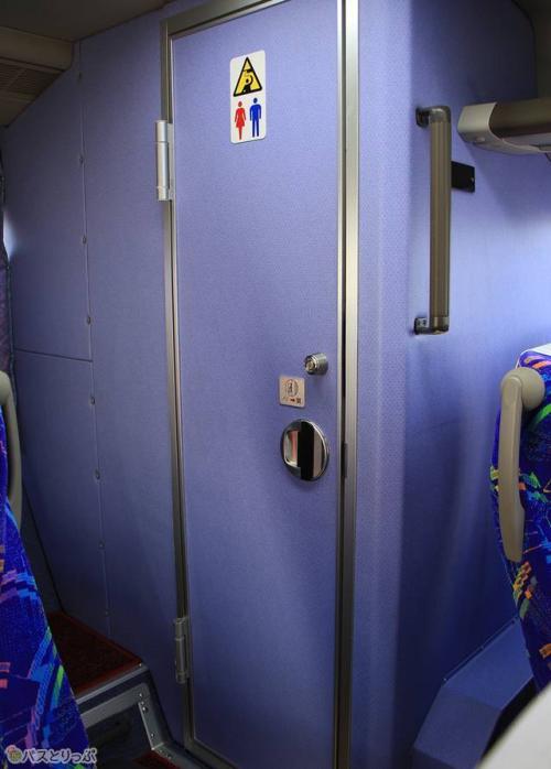4列シート車のトイレは車内後部に設置