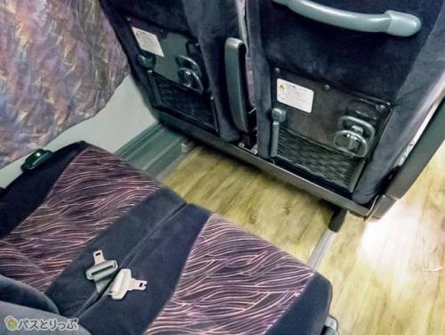 前座席背面にカップホルダーと網ポケット、荷物掛けあり