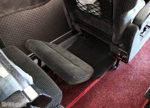 夜行便車両はフットレスト（足置き台）、レッグレストも完備