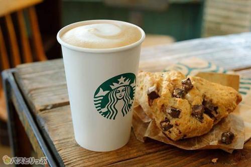 スターバックスコーヒーはB1と2Fに7:00から営業している店舗が。また、8Fには11:00から営業開始の店舗あり。(画像:LINKS UMEDAオフィシャル)