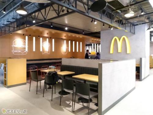 B1マクドナルドは9:30~22:00。USBポートの使える席も