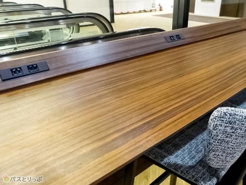 フリーエリアは20席以上。カウンター席にはフリー電源×12設置