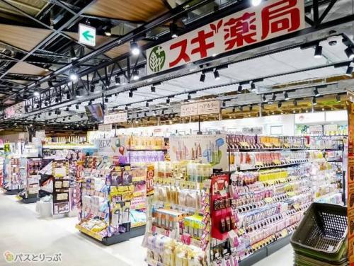 B1にスギ薬局もあり。大きくて便利! オープンは9:30~22:00