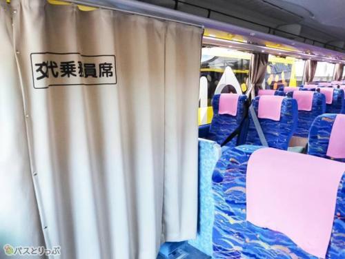 最前の右側席は乗務員用