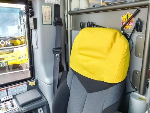 運転席のヘッドシートもレモン色！