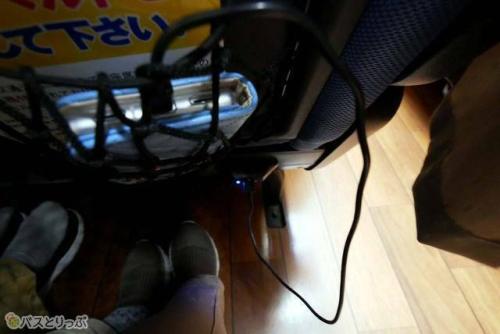 USBポートは足元辺りに