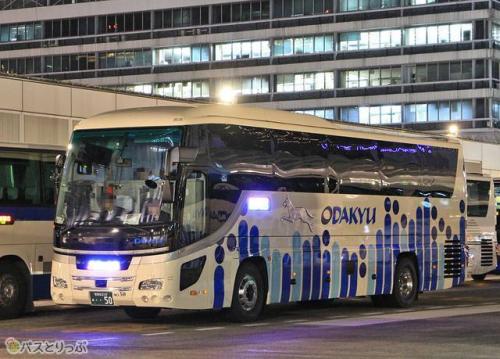 青系のデザインを纏った車両