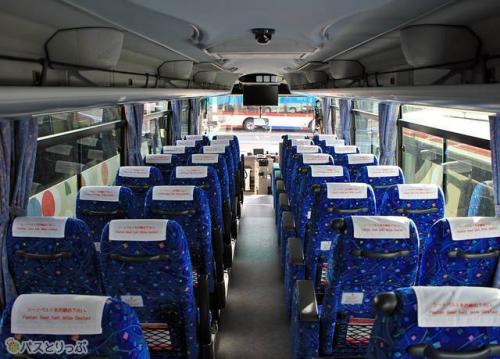 車内後部から見た4列シート車内