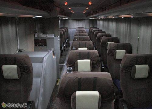 3列独立シート車内の様子