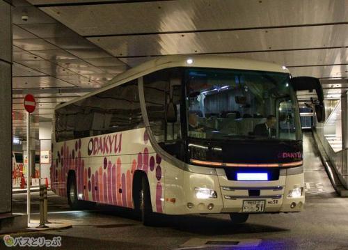 紫系のデザインを纏った車両は試験的に通路カーテンを装備
