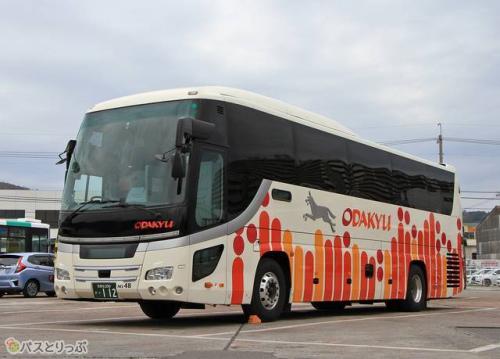 赤系のデザインを纏った車両