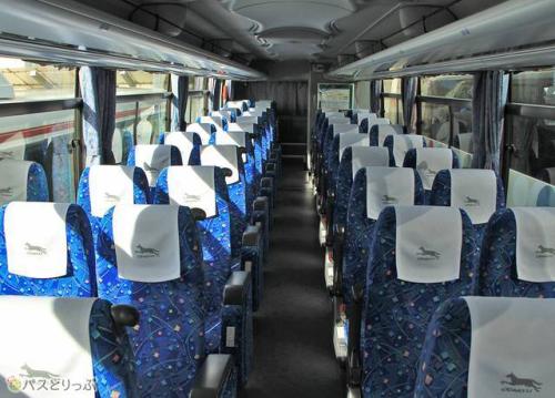 4列シート車内