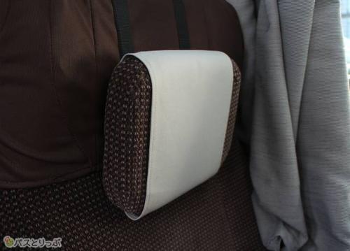 シートにはヘッドレスト（可動式枕）を搭載