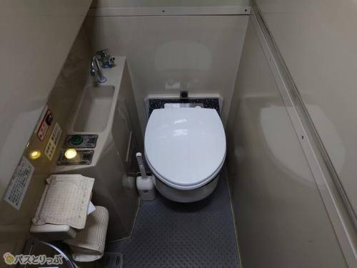車両の中ほどにトイレが