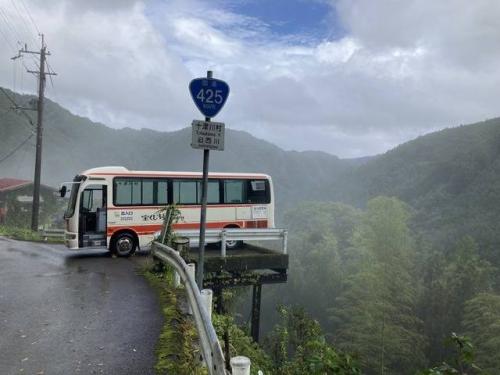 迫⻄川の”天空の⾞庫”に停⾞するリエッセ（※画像提供／日本旅行）