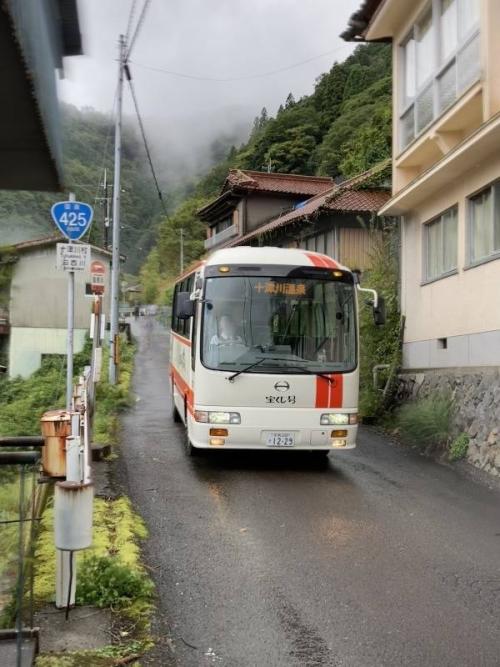 十津川村営（⾞両例）／2011年式⽇野リエッセ前扉⾞（※画像提供／日本旅行）