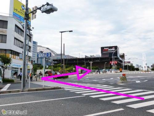 交差点の信号を2回渡り、白い橋とホームセンターの看板の方へ