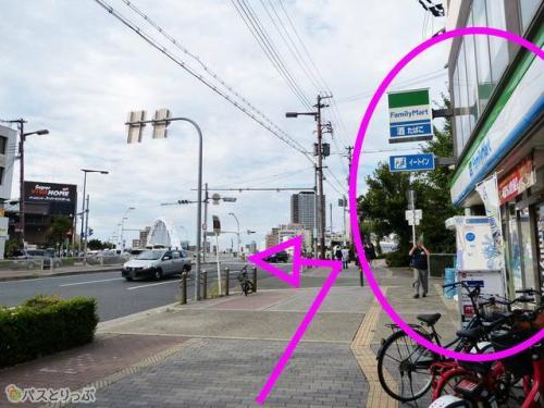 ファミリーマートの斜め前の交差点を左折