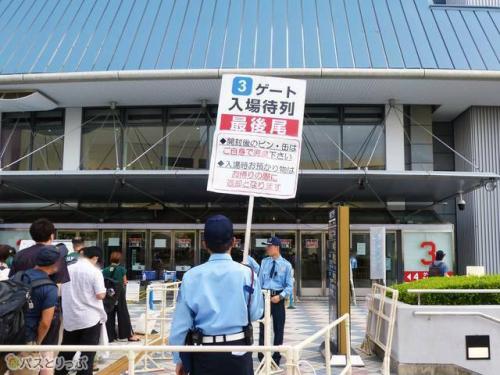 列がゲートから離れたら、最後尾看板のスタッフを目印に