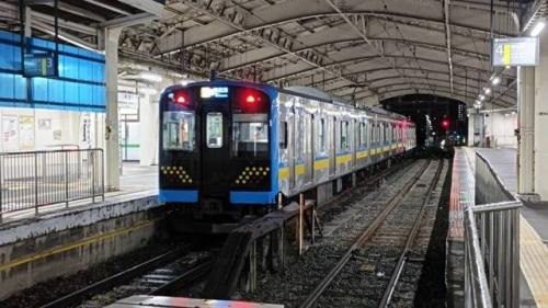 鶴⾒線E131系電⾞（※画像提供：日本旅行）※鶴⾒線は定期列⾞利⽤