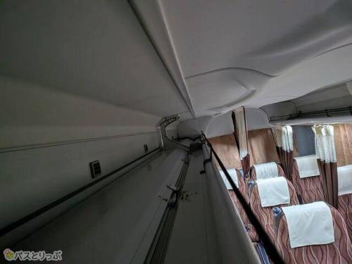 頭上の荷物棚