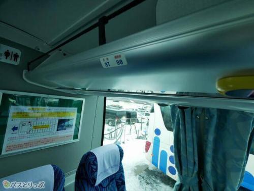 頭上の荷物置き。シート番号が数字だけなのも注目