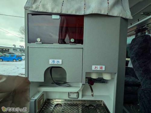 お水、お湯、紙コップまで用意されています。
