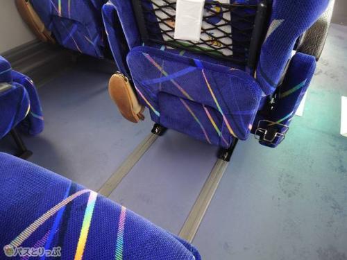 シート足元にはスリッパが