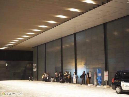 バス到着15分前のバス停、結構並んでます