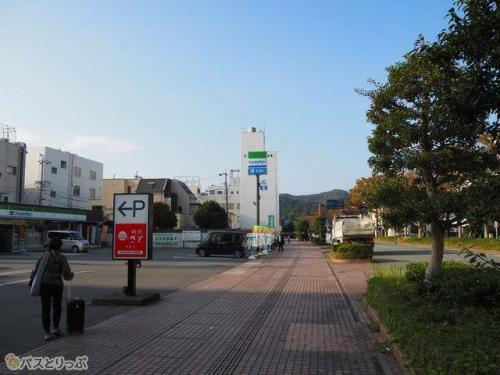 すぐ近くにファミマがあって便利、外宮に行くならこの道をまっすぐ