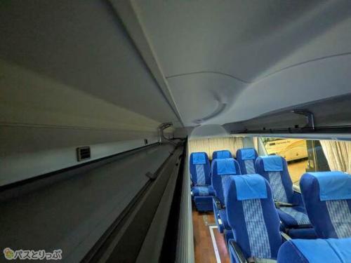 頭上の荷物棚スペース