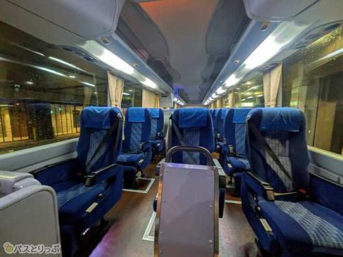 3列シートの車内