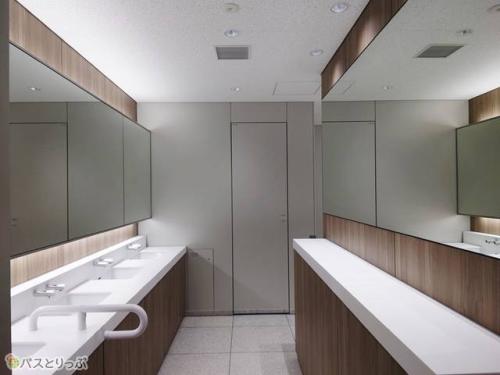 女性用トイレにはメイクスペースも！