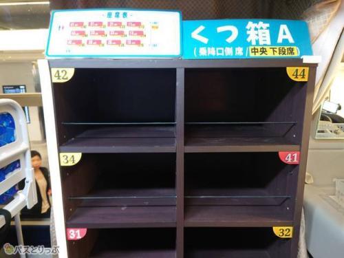 左右に靴箱が