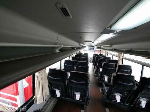荷物棚はちょっと低めなので頭をぶつけないよう注意!