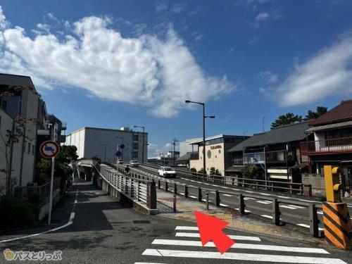 分岐を右（上）へ行き橋を渡る
