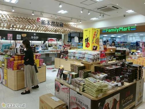 中にはお土産がたくさん