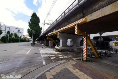 高架下をくぐれる場所があるのでそこを右折