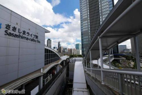 駅を出たら左に進みます