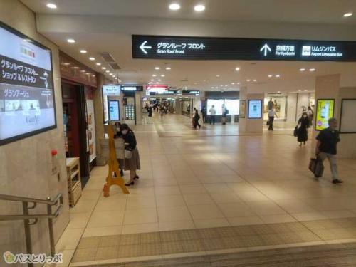 地下街をひたすら直進