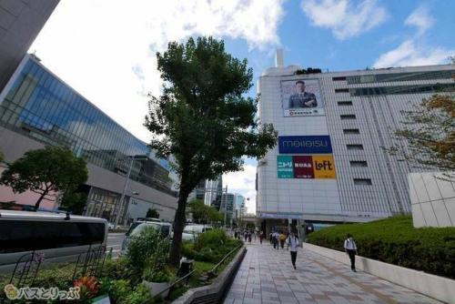 道沿いに進むと大きな通り（名駅通）に出るので、その道に沿って進みます