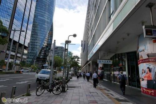 名鉄名古屋駅、近鉄名古屋駅の横を通って、さらに進みます