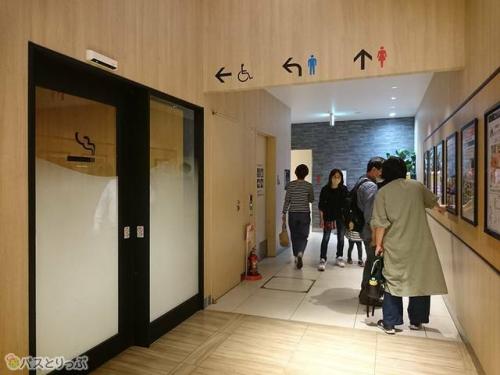 トイレと喫煙所も完備