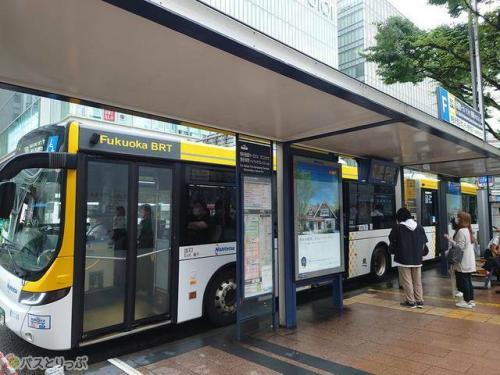博多駅前Fバス停。ちょうどBRTが到着しました