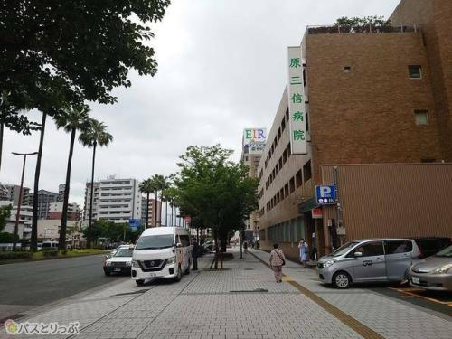 原三信病院を右手に見ながら直進